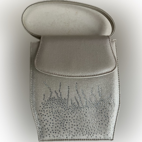 👛Explosion Oyster Sparkle Lame Handbag by Stuart Weitzman | Neutral Beige - Picture 9 of 15